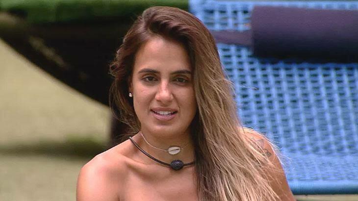 Após clima pintar entre Gabriela e Carolina no BBB, sister dispara durante festa: ‘Vou dar um beijo’
