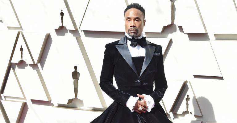 Billy Porter impressiona paparazzi e surge com vestido luxuoso no Red Carpet do Oscar 2019