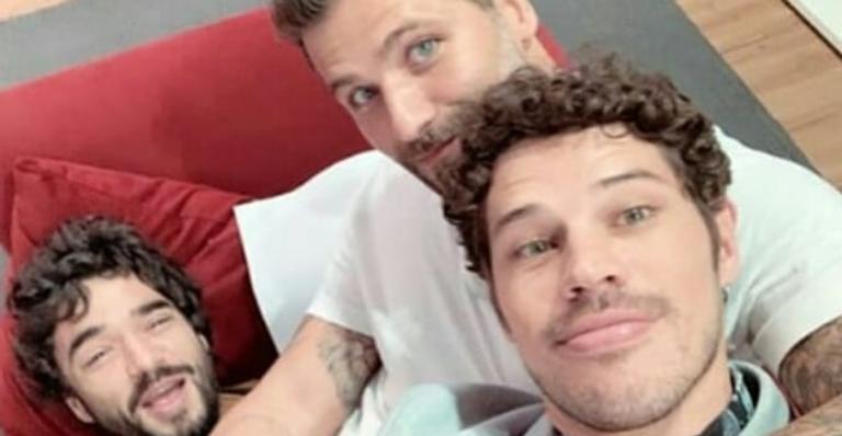 Em meio a polêmicas, Caio Blat posta foto com José Loreto e Bruno Gagliasso e ironiza: ”Surubinha”