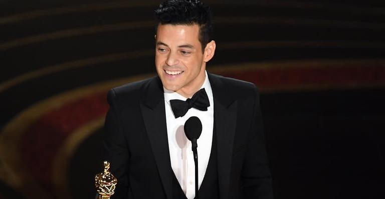 Mico no Oscar! Rami Malek leva tombo e cai do palco após receber prêmio de melhor ator