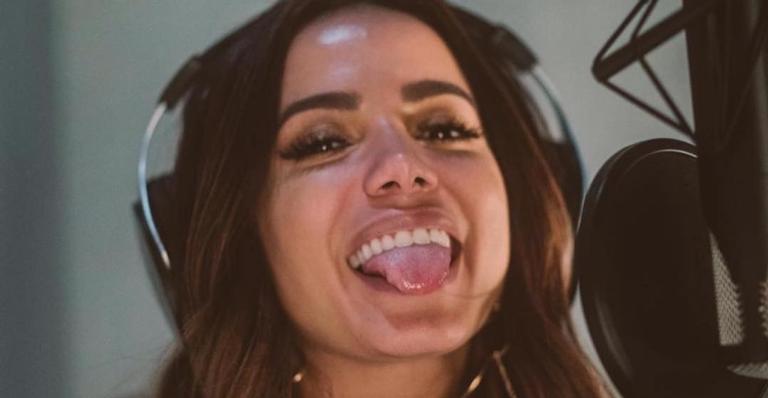 Anitta comete gafe durante entrevista internacional e tira sarro da própria cara