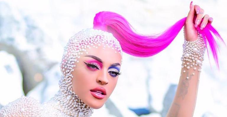 Pabllo Vittar lança clipe de outro planeta! Conheça o vídeo de ‘Buzina’