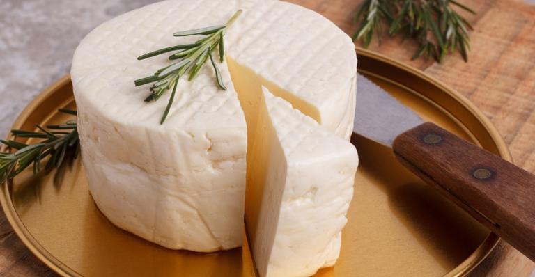 7 benefícios do queijo branco para a saúde