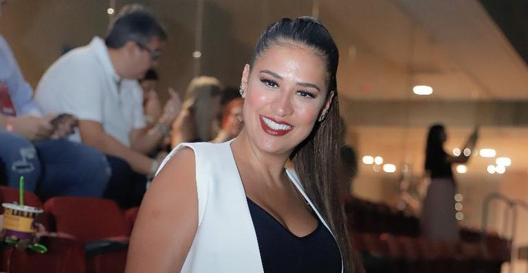 Disfarçada, Simone diverte fãs e confessa que não paga contas; Confira!
