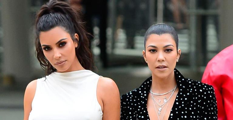 Irmãs Kardashian surgem irreconhecíveis com novo produto facial e provam que nem as famosas escapam dos exageros estéticos