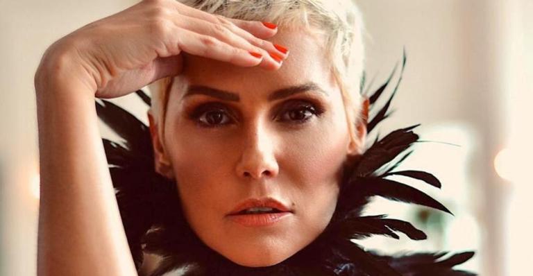 Completamente nua, Deborah Secco posa em clima de Carnaval