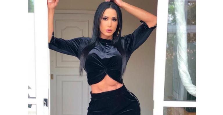 Com a barriga trincada, Gracyanne Barbosa surge ao lado da mãe em clique raríssimo