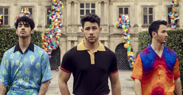 Jonas Brothers marcam retorno com estreia de clipe em família; Confira ”Sucker”