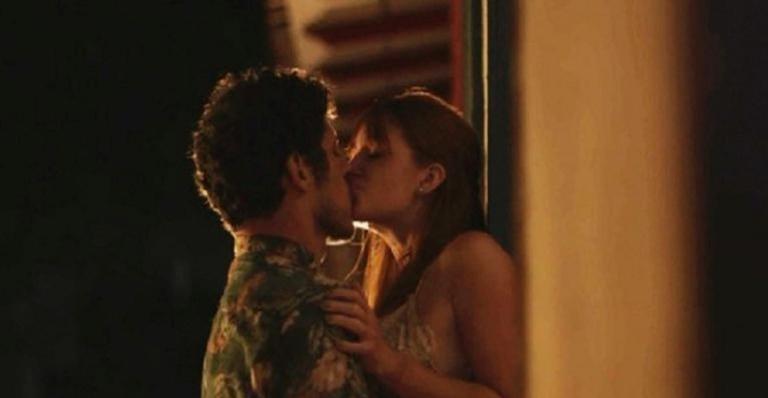Após polêmicas, Marina Ruy Barbosa e José Loreto gravam cena de beijo para ‘O Sétimo Guardião’, diz apresentadora