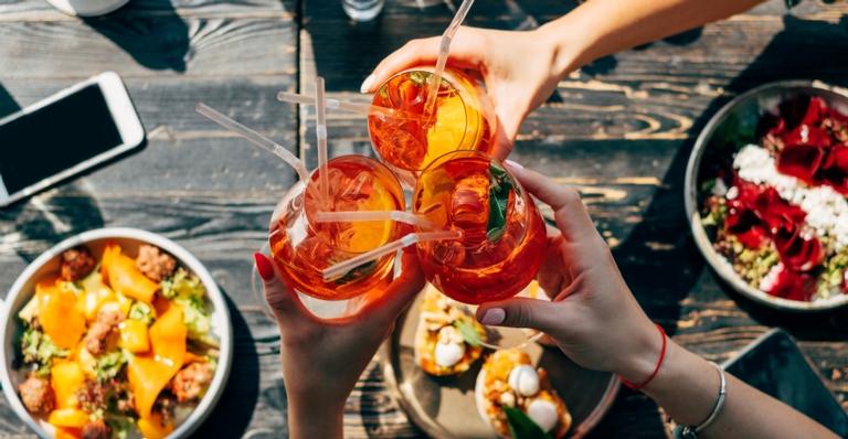 6 receitas de drinques e comidinhas fáceis para quem vai cair na folia