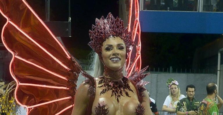Na avenida, Juju Salimeni quase mostra demais com figurino ousado da X-9 Paulistana