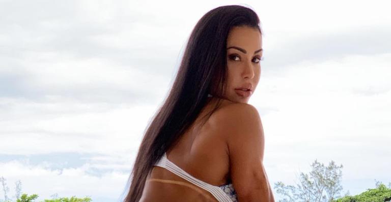Gracyanne Barbosa quase mostra demais com fantasia improvisada para lá de sexy