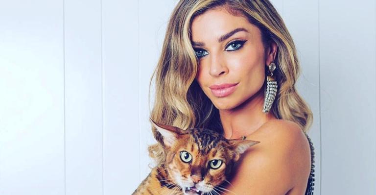 Grazi Massafera desfila na Sapucaí para gravar uma cena de sua próxima novela, ‘Bom Sucesso’