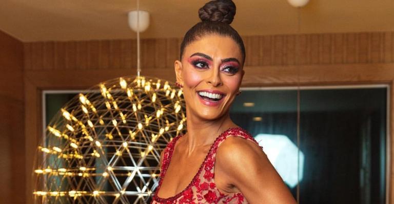 Juliana Paes se empolga, dá selinho carinhoso em Deborah Secco durante desfile e se declara para amiga