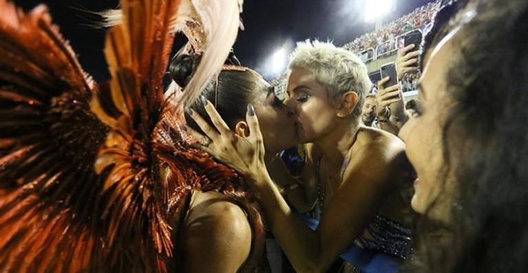 Beijoqueiros! Famosos aproveitam para beijar muito em meio a folia!