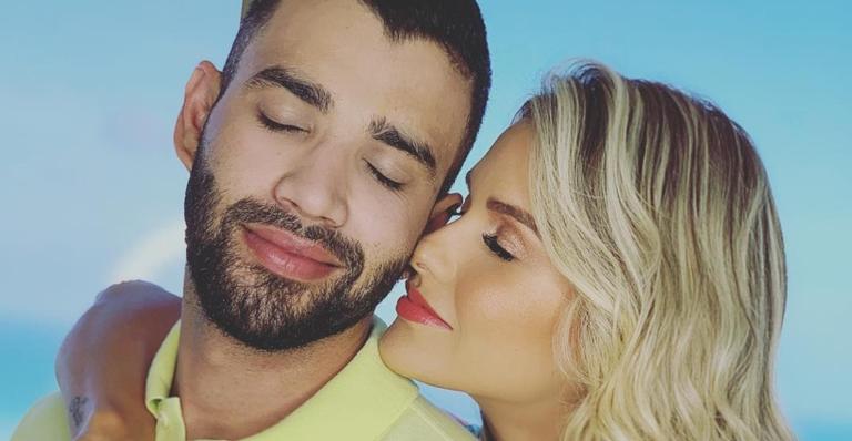 Em jatinho particular, Gusttavo Lima ganha massagem peculiar de Andressa Suita