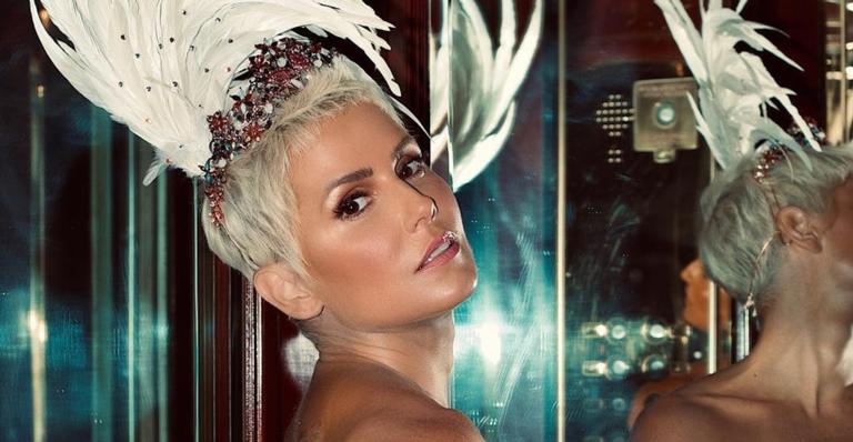 Poderosa! Deborah Secco aposta em look transparente para curtir Carnaval ao lado de Hugo Moura