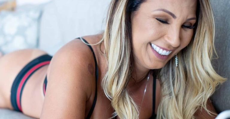 Tudo liberado! Valesca Popozuda leva público ao delírio ao mostrar parte íntima em show