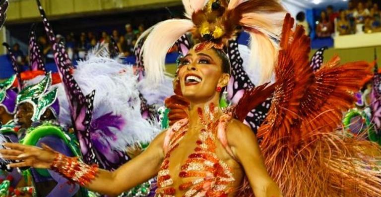Após dispensar calcinha em evento, Juliana Paes é atacada por usar figurino com penas de aves