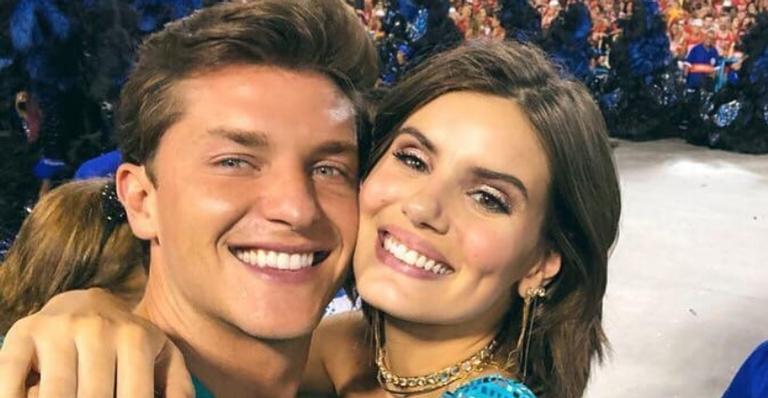 O clima esquentou! Klebber Toledo é flagrado em momento íntimo com Camila Queiroz e ‘mão boba’ fica evidente