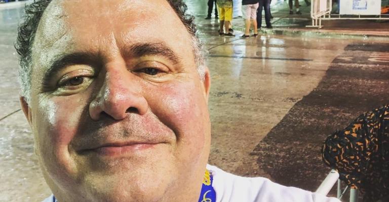 Aos 58 anos, Leo Jaime choca fãs e se joga em aula de balé: ”Tenho três pernas esquerdas”