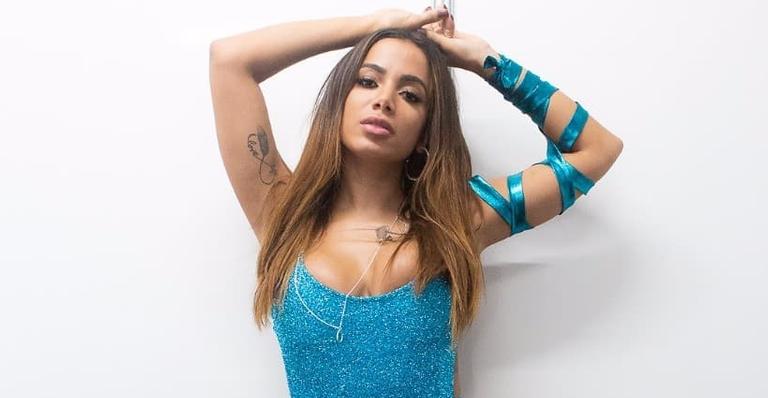 Ao lado de Luisa Mell, Anitta se revolta ao flagrar moça abandonando cachorros no meio da estrada