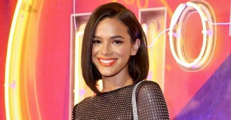 Burlou! Bruna Marquezine desfila na Mangueira com credencial da Vila Isabel