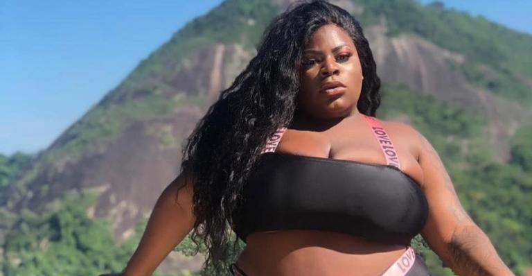 Tirou tudo! Jojo Todynho posa de topless em mansão do Rio de Janeiro e leva fãs ao delírio