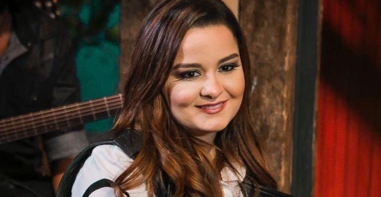 Novo casal? Maiara da dupla Maiara & Maraísa dá beijão em cantor de dupla sertaneja