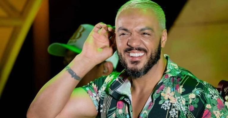 Belo deixa show escoltado pela polícia em Barra do Piraí, no Rio de Janeiro