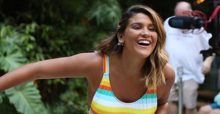 Bumbum na nuca! Giulia Costa entra na onda do fio-dental e leva fãs ao delírio em clique paradisíaco