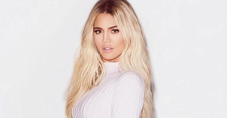 Após descobrir traição, Khloé Kardashian ousa com macacão completamente transparente em noite com amigos