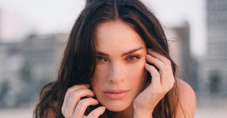 Leticia Birkheuer deixa mamilo de fora em clique, fãs a atacam e ela responde: ”Povo devia calar a boca”
