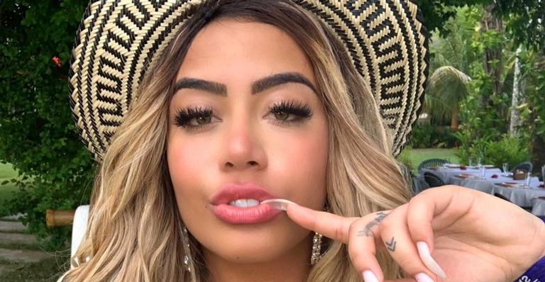 De lingerie branca e o colo à mostra, Rafaella Santos leva web à loucura