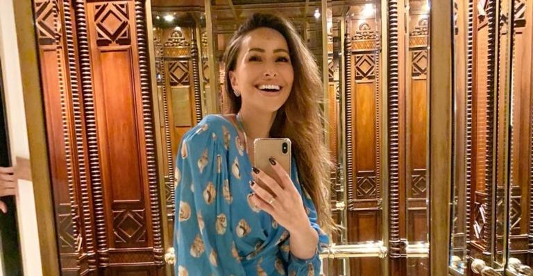 Com bumbum na nuca e pernas de fora, Sabrina Sato posa com look de mais de R$ 8 mil