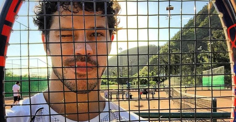 De aliança na mão esquerda após separação, José Loreto joga futebol com os amigos