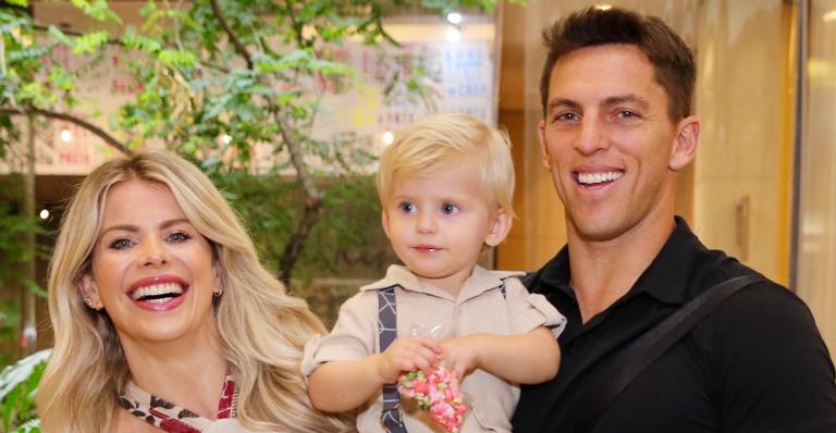 Estiloso, Enrico Bacchi rouba a cena em evento com a família; Veja o look do pequeno!