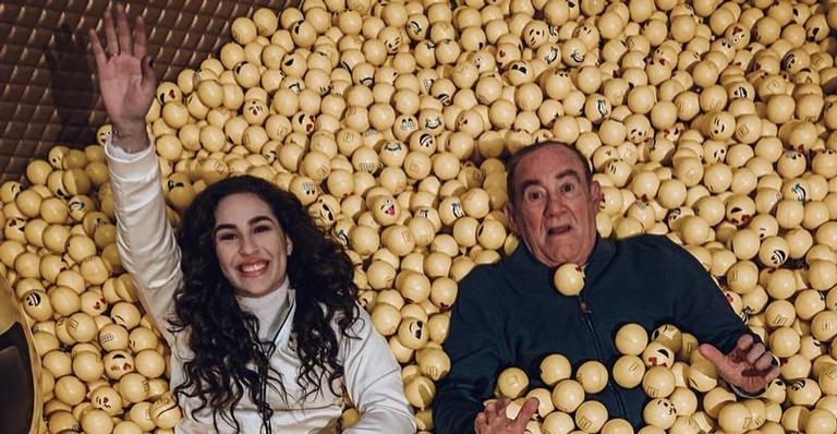 Renato Aragão é pego no flagra pela filha, Lívian Aragão: ”Viciadinho”