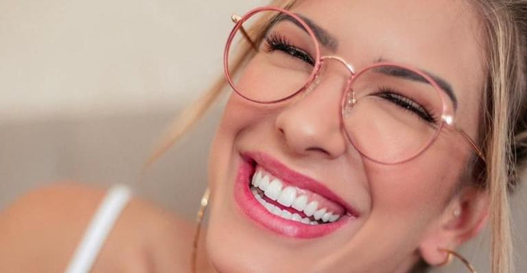 Mistério desvendado! Lorena Improta confessa ter diminuído volume de Léo Santana em foto: ”Vou ficar fazendo propaganda?”