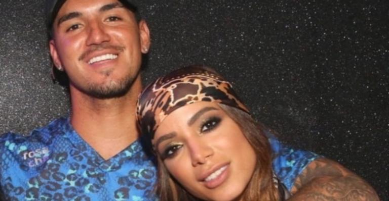 É real! Anitta e Gabriel Medina são flagrados durante beijão em jantar romântico; Veja foto