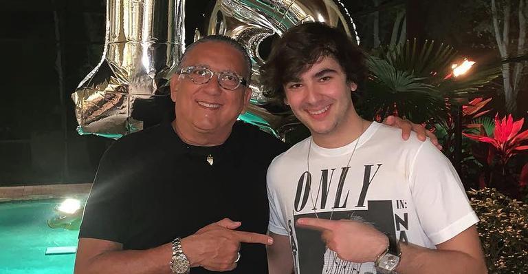 Filho mais novo de Galvão Bueno faz compras com o pai e ostenta em carro de R$ 400 mil