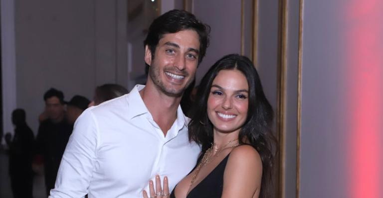 Decote e barriga de fora! Isis Valverde ousa em look para noite ao lado de André Resende