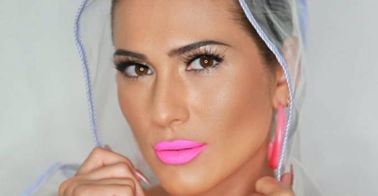 Lívia Andrade dá beijão em passeio no México, e não foi no marido