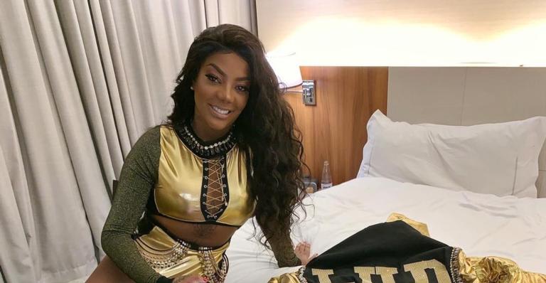 Na cama! Ludmilla curte festa do pijama com produtor em Orlando