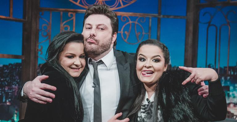 Rolou! Danilo Gentili e Maraisa, da dupla com Maiara, dão beijão em programa