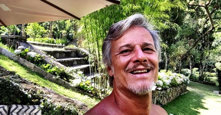 Apenas de sunga, Marcello Noaves é flagrado na praia e detalhe rouba a cena