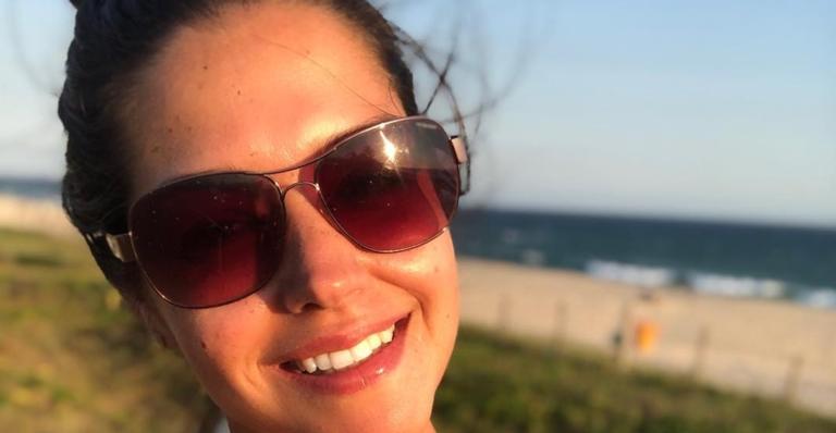 Momento fofura! Thaís Fersoza e Michel Teló levam os filhos para curtir praia no Rio de Janeiro: ”Eu encho o saco para vir”