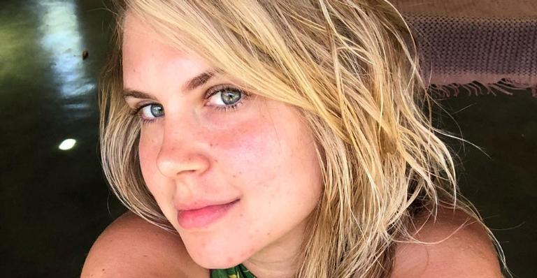 Carolinie Figueiredo dispensa parte de cima e posa de topless: ”Vão julgar seu corpo”