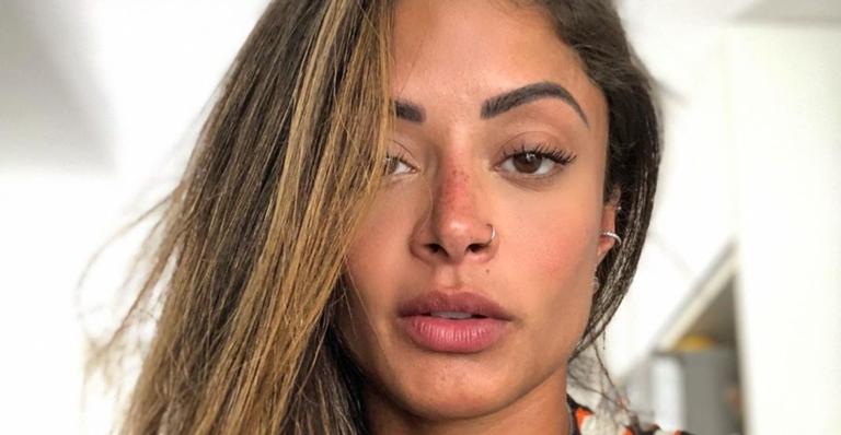 De fio-dental, Aline Riscado mostra corpo sarado durante treino em praia no Rio de Janeiro