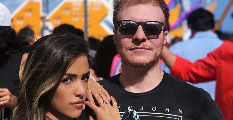 Após perder anel de noivado, Gabi Luthai é surpreendida com pedido de casamento de Teo Teló, irmão de Michel Teló